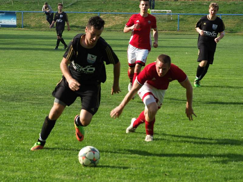 Hartvíkovice (v černém) nebyly v utkání 19. kola I. B třídy proti Nedvědici lepším mužstvem na hřišti. Těsné vedení zkraje druhé půle nakonec uhájily i bez vyloučeného Milana Outulného.