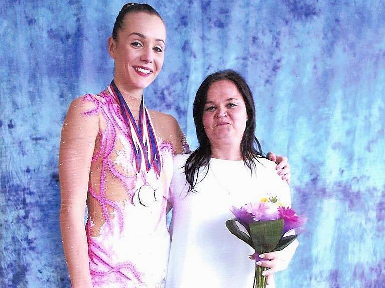 Gymnastka Eliška Dočkalová s trenérkou Michaelou Křenkovou.