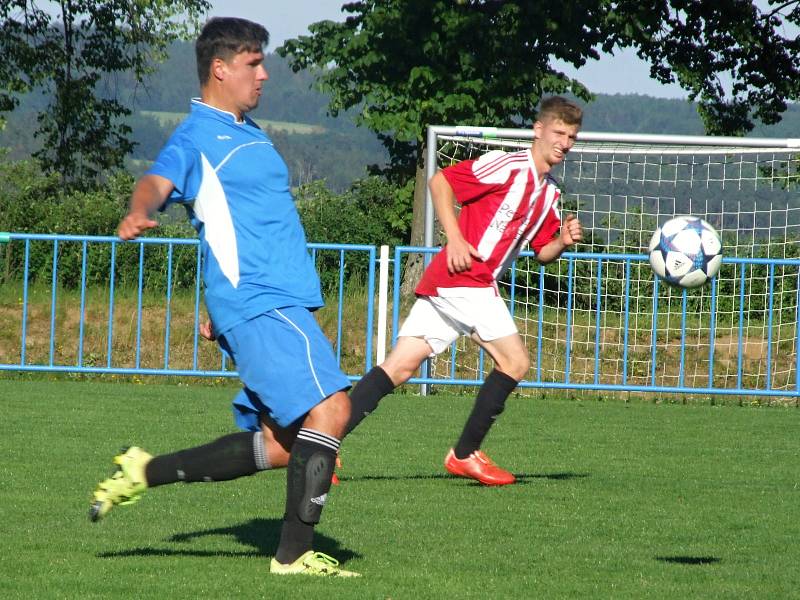 Stařeč (v modrém) byla po většinu prvního poločasu lepším týmem, ale své šance neproměnila. Po změně stran přišel trest a zkušenější rezerva Náměště-Vícenic mladíky vyškolika z produktivity.