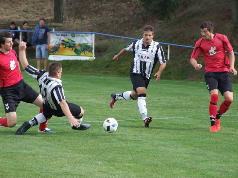 Výčapy (v červeném) měly proti Chlístovu (na snímku) raketový nástup a po šesti minutách vedly už 2:0. Domácí ve zbytku zápasu udržovali proti oslabenému soupeři dvougólový náskok.