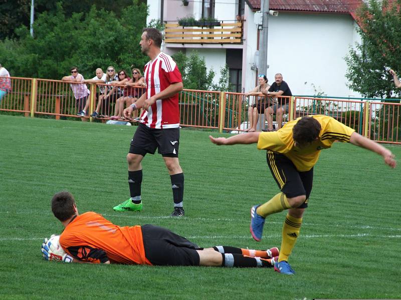 Vladislav (ve žlutém) v souboji sousedů v tabulce vedla nad rezervou Náměště-Vícenic po poločase už 3:0, ale hosté zápas po přestávce čtyřmi góly otočili.