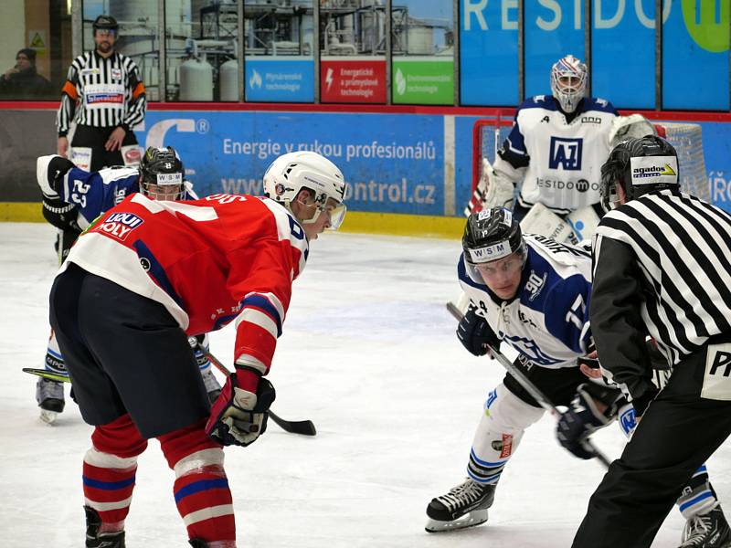 Pro další porážku si zajeli ve 47. kole WSM ligy hokejisté Horácké Slavie (v červeném) do Havířova a po delší době tak opouští sedmou příčku prvoligové tabulky.
