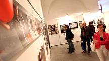 Doprovodná výstava multižánrového festivalu Zámostí Open performance byla v úterý zahájena slavnostní vernisáží v Konírnách třebíčského zámku.