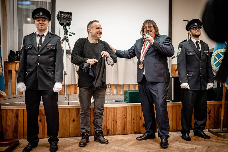 Slavnostní večer konaný u příležitosti udělení čestného občanství fotografu Romanu Francovi (druhý zleva).
