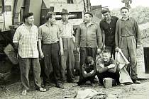 Žně. Na tomto snímku z počátku 60. let jsou místní muži, kteří sice pracovali ve fabrikách. Ovšem v době žní chodili vypomáhat na pole.