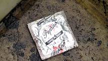 Vyhozený nepoužitý prezervativ.