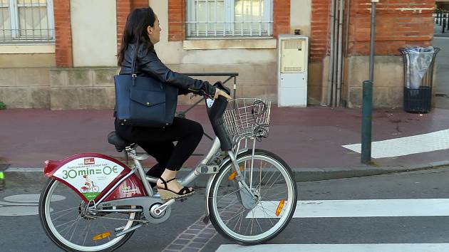 V Třebíči budou fungovat sdílená kola. Takto vypadají ta, která si lze půjčit ve francouzském Toulouse.