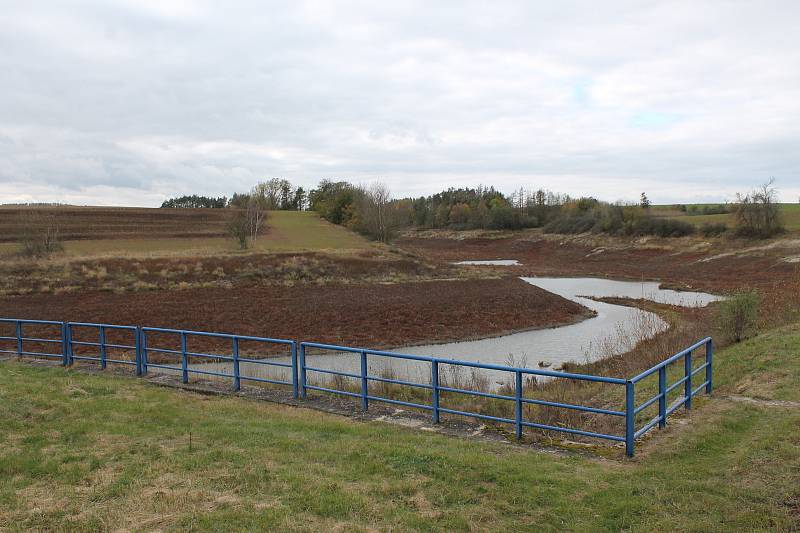 Aktuální stav vodní nádrže Markovka těsně před začátkem rekonstrukce. Konec října 2018.