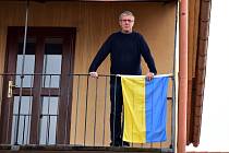 Petr Škarabela na balkonku své firmy v třebíčské židovské čtvrti. Ukrajinská vlajka svědčí o tom, že své postoje neskrývá.