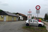 Na plochu u nádraží v Náměšti nad Oslavou lze nyní oficiálně vjet jen s povolením Českých drah.