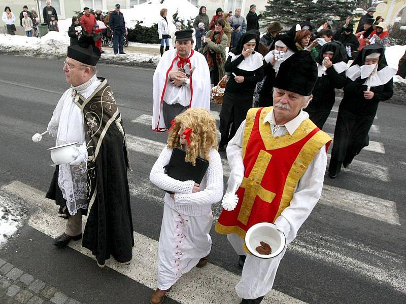 Pochovávání basy a masopustní průvod v Moravských Budějovicích.