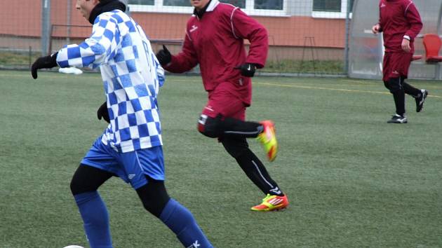 Starší dorostenci HFK Třebíč (u míče Michal Šmíd) přehráli Studenec (v červeném), který porazili nejtěsnějším rozdílem.