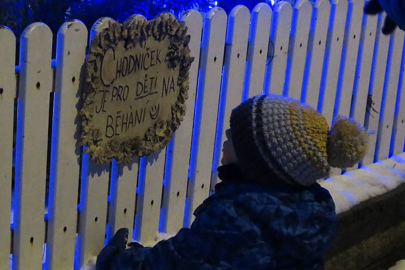 Dětem vstup přikázán. Kučíkovi u svého zářícího domu udělali pro děti chodníček, na jehož konci si mohou zazvonit na zvoneček.