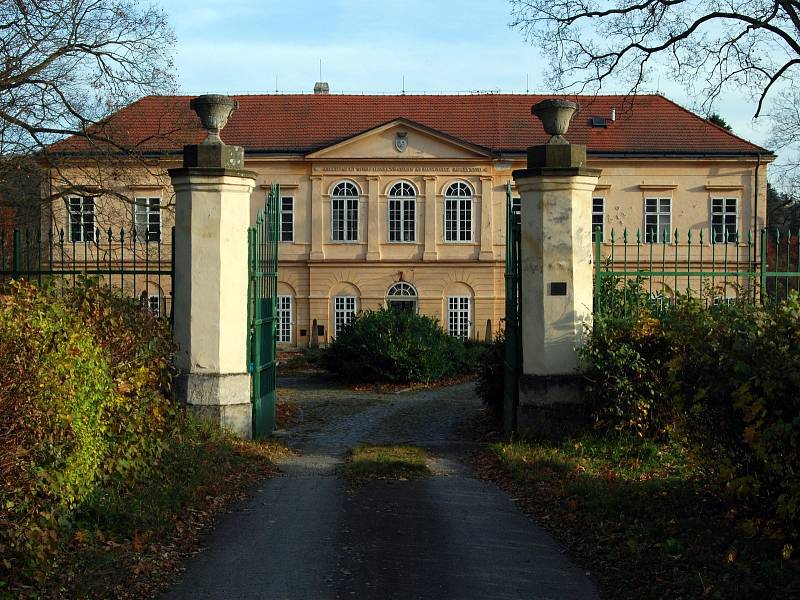 Výstava v Jinošově připomíná život v tehdejším ústavu i dnešní Domov bez zámku.