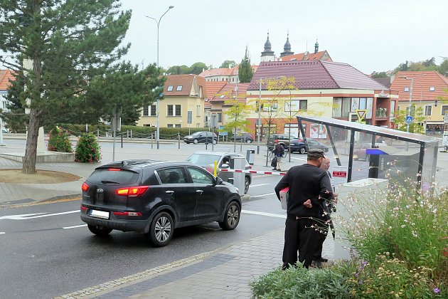 Parkoviště jako past. Lidé v Třebíči si stěžují na závory na Komenského náměstí