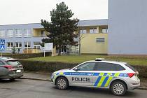 Na SPŠ Třebíč napadl žák nožem pracovnici školy. Incident vyšetřovala policie, zasahovali i záchranáři.