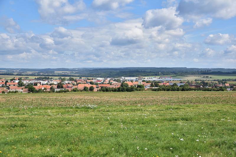 Hned za obcí se nachází národní přírodní rezervace Mohelenská hadcová step. JE unikátní svou faunou i flórou a návštěvníkům nabízí unikátní výhledy