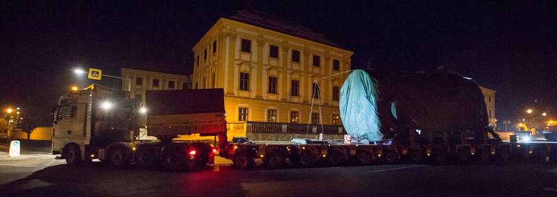 V úterý večer mohli převoz dukovanského statoru generátoru sledovat i obyvatelé Jaroměřic nad Rokytnou.