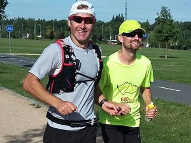 Uběhl 600 kilometrů poslepu, aby podpořil nevidomé a slabozraké sportovce