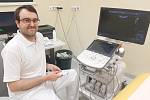 Lékař radiodiagnostického oddělení František Doležal s novým ultrazvukovým přístrojem v třebíčské nemocnici.