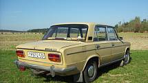Jaroslav Houžvička zakoupil svůj VAZ 2103 v roce 1977 a opatruje jej dodnes. Autu se chystá dát nový lak.
