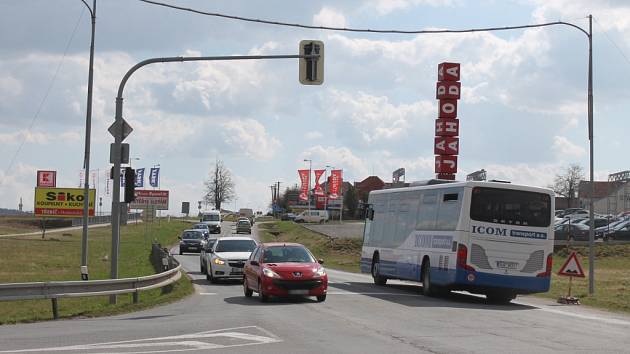 V Třebíči se už v druhé polovině dubna zavře velmi frekventovaný úsek Znojemské ulice mezi křižovatkou se Spojovací a kruhovým objezdem u Stop Shopu.