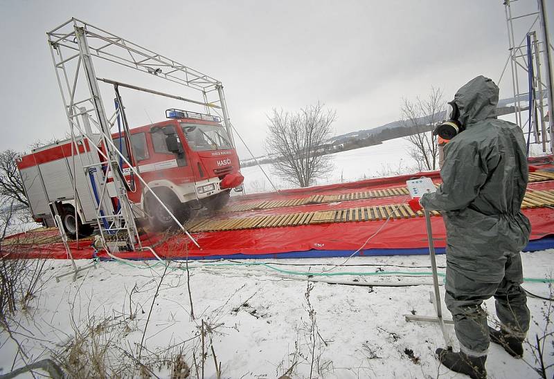 Druhý den cvičení ZÓNA 2013 bylo nedaleko Kožichovic na Třebíčsku zřízeno dekontaminační stanoviště. Vozidla, která přijela ze zamořené zóny musí být rovněž omyta.