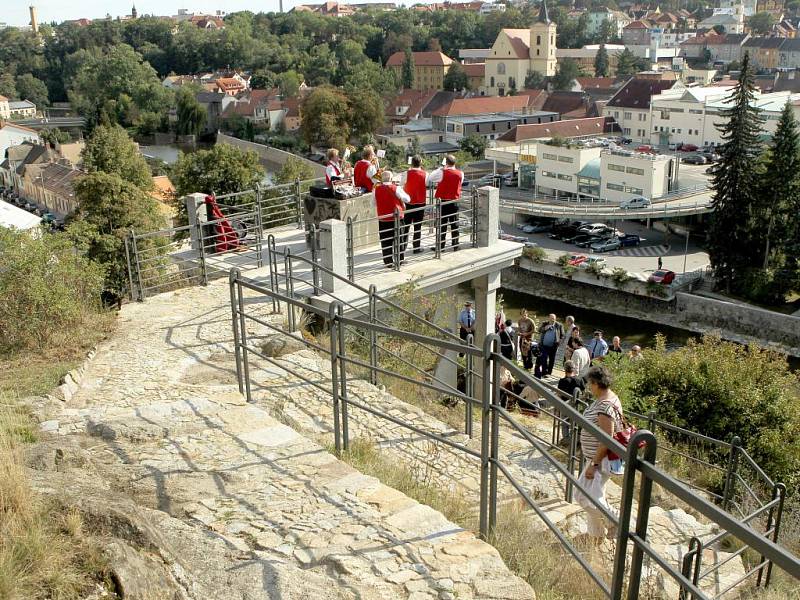  Medailon s portrétem prezidenta Tomáše Garrigue Masaryka je po třiašedesáti letech zpět na svém místě na Masarykově vyhlídce v Třebíči.