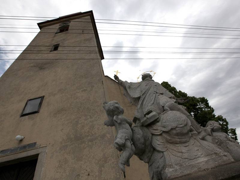 Domamil patří k malebným vesnicím. Do zdejší devítiletky chodí děti ze dvanácti okolních obcí. Jejich snažení na poli ekologie má zdárný konec, titul EKOŠKOLA.