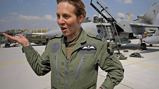 Helen Hillard – povoláním vojenský pilot britského Královského letectva.