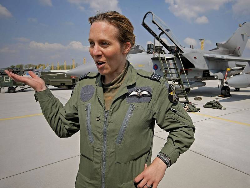 Helen Hillard – povoláním vojenský pilot britského Královského letectva.