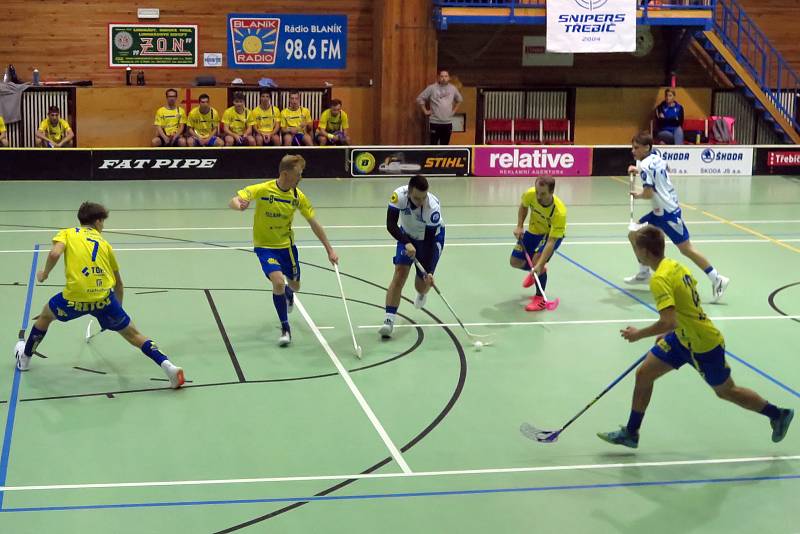 Snipers Třebíč (v bílém) nakonec svého soupeře Spartak Pelhřimov přehráli 6:3. Dnes ale více než výsledek, byl dobrý pocit z charitativního pojetí celého zápasu, který jasně vyzněl pro Milánka Řezáče.