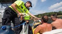 Policejní hlídka na Dalešické přehradě.