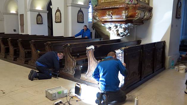 Více než sto let staré lavice v třebíčském kostele svatého Martina dostávají novou tvář.