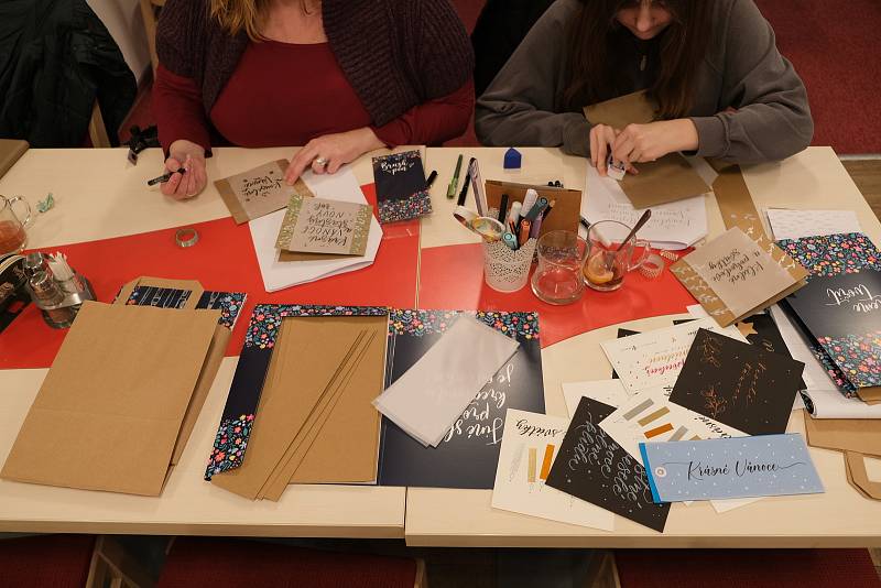 Vánoční workshop moderní kaligrafie pro začátečníky a mírně pokročilé se uskutečnil v Jaroměřicích nad Rokytnou