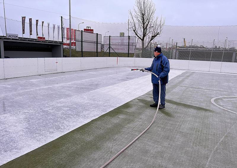 Přípravu ledu v třebíčském sportovním areálu Na Hvězdě spustili baseballisté klubu Nuclears před několika dny.
