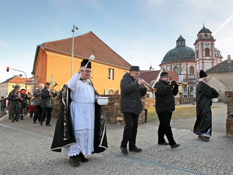 V Jaroměřicích nad Rokytnou na Třebíčsku uspořádali v sobotu velkolepý smuteční průvod. 