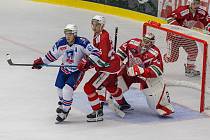 V úvodním kole nového ročníku Chance ligy si dokázali hokejisté Třebíče (v modrobílém) poměrně hladce poradit s pražskou Slavií (v červeném). výsledkem 5:1.