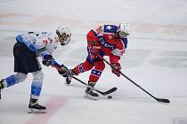 Třebíčští hokejisté (v červeném) se s letošním rokem rozloučili porážkou 0:4 na přerovském ledě.