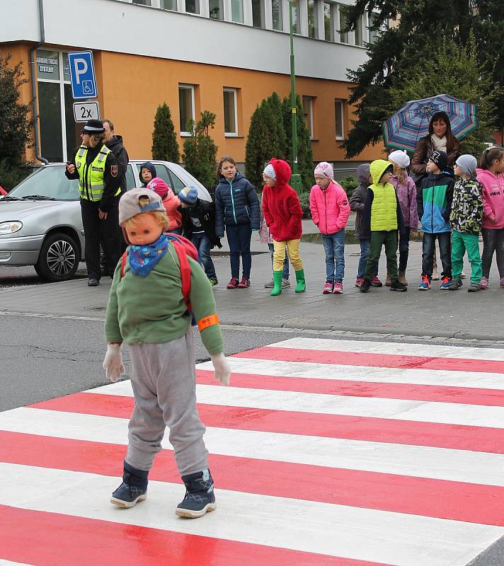 Prvňáci si vyzkoušeli správné přecházení silnice. A viděli srážku auta s Vendelínem Neopatrným.