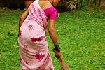 Krásu indických žen podtrhuje jejich tradiční oděv - sárí (různobarevný, nejčastěji pětimetrový pruh látky uvázaný okolo těla).