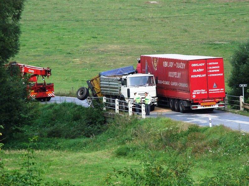 Nehoda dvou nákladních vozů u Pocoucova.