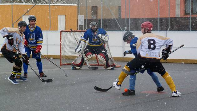 Poslední letošní kolo hokejbalové druhé ligy se hrálo již za zimního počasí. Okříšky se doma dokázaly úspěšně popasovat se sněžením i soupeřem ze slovenského Zohoru.