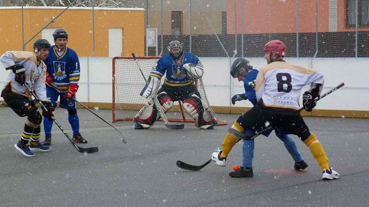Hokejbalisté SK a Okříšek se loučili s podzimem vítězně, Flyers podruhé klopýtli