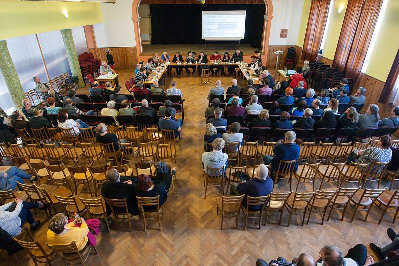 Veřejné zasedání zastupitelů města Jaroměřice nad Rokytnou o vyhlášení referenda kvůli možnému vybudování úložiště jaderného odpadu.