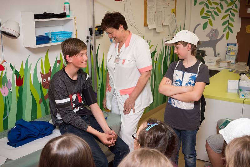 Předávání knížek od dětí z Číměře v Nemocnici Třebíč.