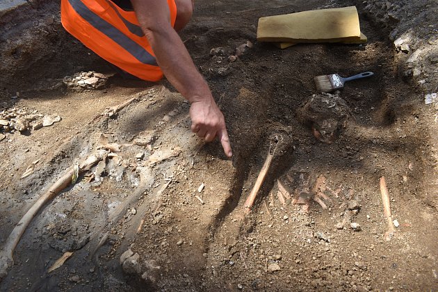 Odhalili tajemství. Archeologové našli pod Martinským náměstím v Třebíči hřbitov