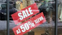 Obchody v třebíčském Stop-Shopu sice avizují slevy až 50 %, zájem o koupi ale příliš velký není.