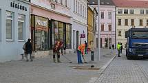 Vozovka i chodník na náměstí mezi Přerovského a Hasskovou ulicí už jsou hotové. Neukáznění řidiči dodávek však najížděli na chodník, čímž poškodili litinové mříže, které budou chránit zasazené stromy.