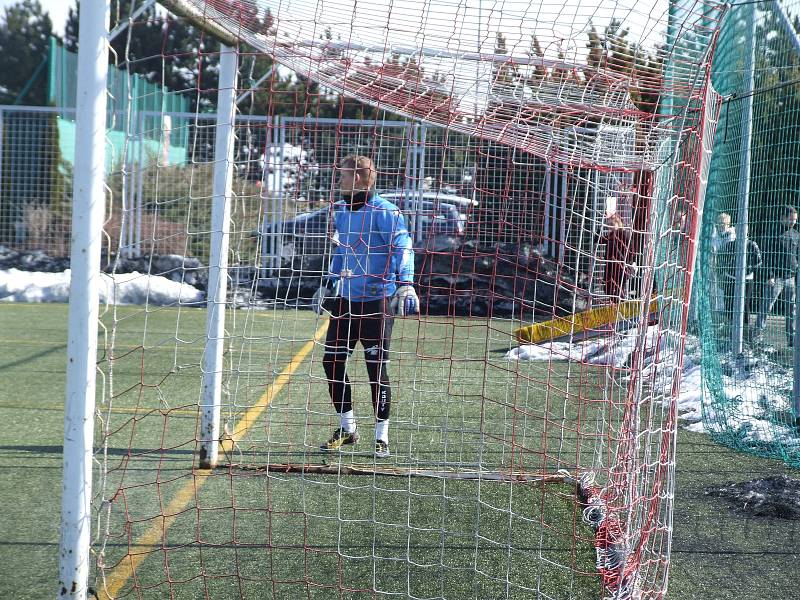 Kouty (v tmavém) inkasovaly na umělém trávníku v Třebíči (na snímku) celkem osm branek od účastníka I. A třídy fotbalistů Náměště-Vícenic.